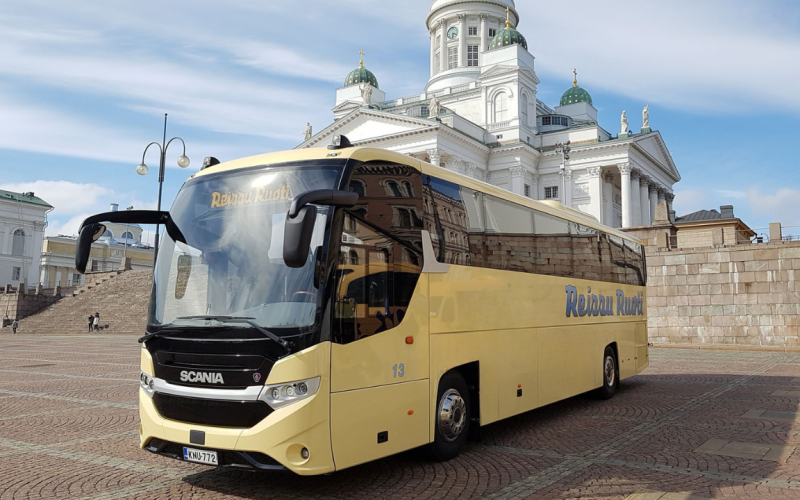 blue-and-yellow-modern-travel-vlog-youtube-thumbnail